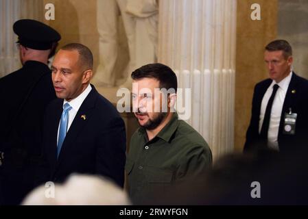 Le président ukrainien Volodymyr Zelenskyy traverse le Capitole avec Hakeem Jeffries (démocrate de New York), leader de la minorité à la Chambre des États-Unis, le jeudi 21 septembre 2023. Crédit : Annabelle Gordon/CNP/MediaPunch Banque D'Images