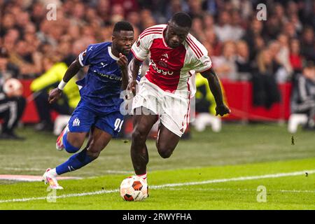 Amsterdam, pays-Bas. 21 septembre 2023. AMSTERDAM, PAYS-BAS - 21 SEPTEMBRE : le chœur Mbemba de l'Olympique de Marseille affronte Brian Brobbey de l'AFC Ajax lors du match de groupe B de l'UEFA Champions League entre l'AFC Ajax et l'Olympique de Marseille au Johan Cruijff Arena le 21 septembre 2023 à Amsterdam, pays-Bas. (Photo Andre Weening/Orange Pictures) crédit : Orange pics BV/Alamy Live News Banque D'Images