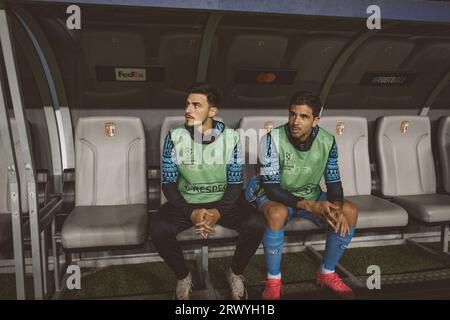 Eljif Elmas, Giovanni Simeone lors du match de l'UEFA Champions League 2023/24 entre le SC Braga et le SSC Napoli à l'Estadio Municipal de Braga, Braga, Portugal Banque D'Images