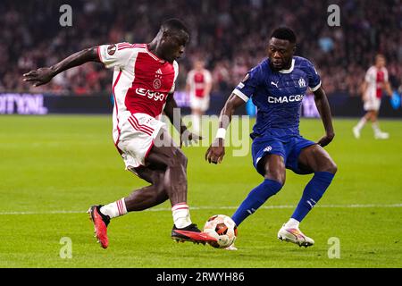 Amsterdam, pays-Bas. 21 septembre 2023. AMSTERDAM, PAYS-BAS - 21 SEPTEMBRE : Brian Brobbey de l'AFC Ajax se bat pour la possession avec Chancel Mbemba de l'Olympique de Marseille lors du match de groupe B de l'UEFA Champions League entre l'AFC Ajax et l'Olympique de Marseille au Johan Cruijff Arena le 21 septembre 2023 à Amsterdam, pays-Bas. (Photo Andre Weening/Orange Pictures) crédit : Orange pics BV/Alamy Live News Banque D'Images