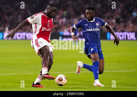 Amsterdam, pays-Bas. 21 septembre 2023. AMSTERDAM, PAYS-BAS - 21 SEPTEMBRE : Brian Brobbey de l'AFC Ajax se bat pour la possession avec Chancel Mbemba de l'Olympique de Marseille lors du match de groupe B de l'UEFA Champions League entre l'AFC Ajax et l'Olympique de Marseille au Johan Cruijff Arena le 21 septembre 2023 à Amsterdam, pays-Bas. (Photo Andre Weening/Orange Pictures) crédit : Orange pics BV/Alamy Live News Banque D'Images