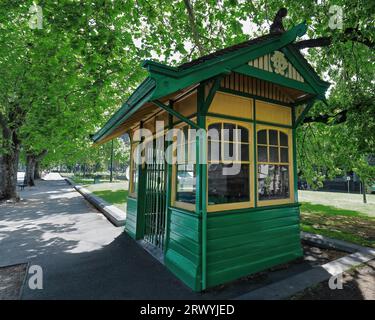 947 abri de tram à Macarthur Street-St.Andrews place, peint en vert et jaune, buil en AD 1917. Melbourne-Australie. Banque D'Images