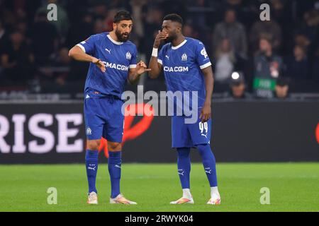 AMSTERDAM, PAYS-BAS - SEPTEMBRE 21 : Samuel Gigot (Olympique Marseille) et Chancel Mbemba (Olympique Marseille) lors de l'UEFA Europa League 2023/ Banque D'Images