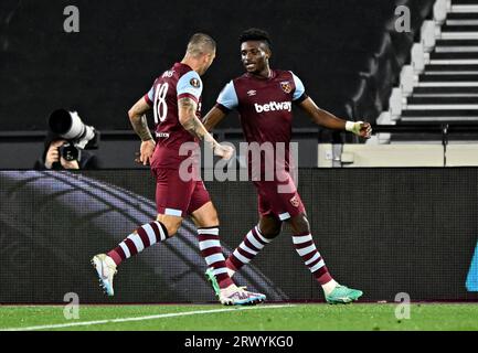 Londres, Royaume-Uni. 21 septembre 2023. OBJECTIF. Le buteur Mohammed Kudus (West Ham) est félicité par Danny Ings (West Ham, 18 ans) lors du match West Ham vs Backa Topola Europa League (Group A) au London Stadium Stratford. Crédit : MARTIN DALTON/Alamy Live News Banque D'Images