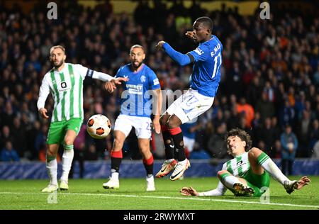 Glasgow, Royaume-Uni. 21 septembre 2023. Le rabbin Matondo des Rangers et Hector Bellerin du Real Betis lors du match de l'UEFA Europa League à l'Ibrox Stadium de Glasgow. Le crédit photo devrait se lire : Neil Hanna/Sportimage crédit : Sportimage Ltd/Alamy Live News Banque D'Images