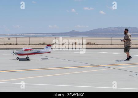 Edwards, Californie, États-Unis. 22 août 2023. Justin Hall atterrit l'avion DROID 2 (Dryden Remote Operated Integrated Drone 2) au Armstrong Flight Research Center de la NASA à Edwards, en Californie, dans le cadre de la campagne Advanced exploration of Reliable Operation at at Low altitudes : Meteorology, Simulation, and Technology. L'objectif était d'étudier le vent afin de fournir des données pour le décollage et l'atterrissage en toute sécurité des futurs taxis aériens. (Image de crédit : © Steve Freeman/NASA/ZUMA Press Wire) USAGE ÉDITORIAL SEULEMENT! Non destiné à UN USAGE commercial ! Banque D'Images