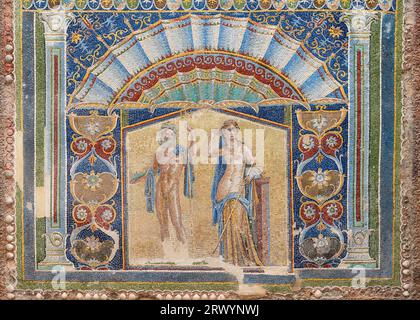 Détail d'une mosaïque de Neptune et Amphitrite à la Maison de Neptune et Amphitrite dans l'ancienne ville d'Herculanum, Ercolano, Campanie, Italie. Banque D'Images