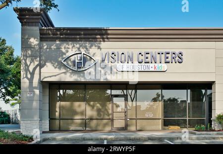 Houston, Texas États-Unis 07-30-2023: "Vision Centers of Houston Kids building exterior in Houston, TX". Chaîne de magasins professionnels de la vue locale. Banque D'Images