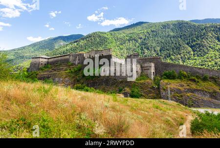 Complexe fortifié Exilles fort dans la vallée de Susa, ville métropolitaine de Turin, Piémont, Italie Banque D'Images