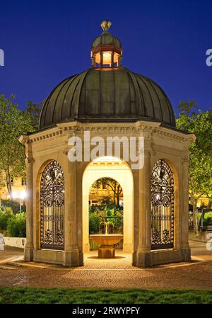 pavillon sur la place Kochbrunnenplatz la nuit, Allemagne, Hesse, Wiesbaden Banque D'Images