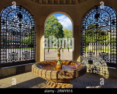 pavillon sur la place Kochbrunnenplatz, Allemagne, Hesse, Wiesbaden Banque D'Images