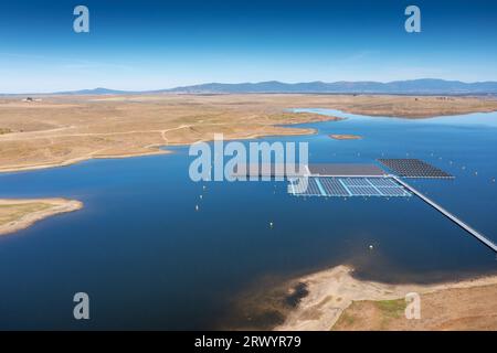 Photovoltaïque nageant sur le lac de stockage Embalse de Sierra Brava, vue aérienne, Espagne, Estrémadure, Zorita Banque D'Images