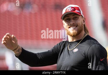 Santa Clara, États-Unis. 21 septembre 2023. Le tight end des 49ers de San Francisco George Kittle fait signe aux supporters alors qu'il se réchauffe pour affronter les Giants de New York au Levi's Stadium de Santa Clara, Californie, le jeudi 21 septembre 2023. Photo de Terry Schmitt/UPI crédit : UPI/Alamy Live News Banque D'Images