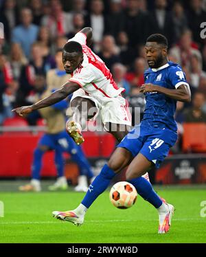 AMSTERDAM - Brian Brobbey de l'Ajax, Chancel Mbemba de Marseille lors du match de l'UEFA Europa League entre l'Ajax Amsterdam et l'Olympique de Marseille au Johan Cruijff Arena le 21 septembre 2023 à Amsterdam, pays-Bas. ANP OLAF KRAAK Banque D'Images