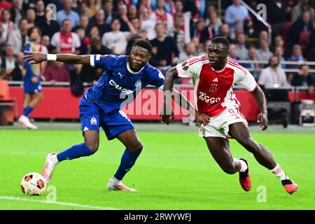 AMSTERDAM - Brian Brobbey de l'Ajax, Chancel Mbemba de Marseille lors du match de l'UEFA Europa League entre l'Ajax Amsterdam et l'Olympique de Marseille au Johan Cruijff Arena le 21 septembre 2023 à Amsterdam, pays-Bas. ANP OLAF KRAAK Banque D'Images