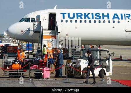 Bucarest, Roumanie. 21 septembre 2023 : vol Turkish Airlines TK1039 lors de la cérémonie du 30e anniversaire des vols réguliers de Turkish Airlines d'Istanbul, Turquie à l'aéroport international Henri Coanda de Bucarest (AIHCB), à Otopeni, Roumanie. Crédit : Lucian Alecu/Alamy Live News Banque D'Images