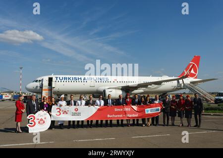 Bucarest, Roumanie. 21 septembre 2023 : cérémonie du 30e anniversaire des vols réguliers de Turkish Airlines depuis Istanbul, Turquie vers l'aéroport international Henri Coanda de Bucarest (AIHCB), à Otopeni, Roumanie. Crédit : Lucian Alecu/Alamy Live News Banque D'Images