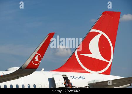 Bucarest, Roumanie. 21 septembre 2023 : vol Turkish Airlines TK1039 lors de la cérémonie du 30e anniversaire des vols réguliers de Turkish Airlines d'Istanbul, Turquie à l'aéroport international Henri Coanda de Bucarest (AIHCB), à Otopeni, Roumanie. Crédit : Lucian Alecu/Alamy Live News Banque D'Images