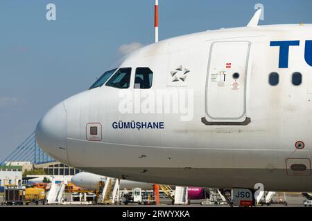 Bucarest, Roumanie. 21 septembre 2023 : le vol Turkish Airlines TK1039 arrive lors de la cérémonie du 30e anniversaire des vols réguliers de Turkish Airlines au départ d'Istanbul, en Turquie, vers l'aéroport international Henri Coanda de Bucarest (AIHCB), à Otopeni, en Roumanie. Crédit : Lucian Alecu/Alamy Live News Banque D'Images