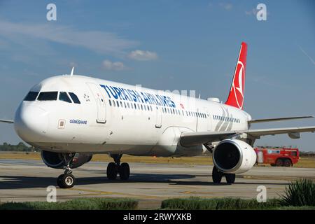 Bucarest, Roumanie. 21 septembre 2023 : le vol Turkish Airlines TK1039 arrive lors de la cérémonie du 30e anniversaire des vols réguliers de Turkish Airlines au départ d'Istanbul, en Turquie, vers l'aéroport international Henri Coanda de Bucarest (AIHCB), à Otopeni, en Roumanie. Crédit : Lucian Alecu/Alamy Live News Banque D'Images