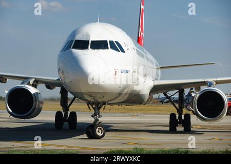 Bucarest, Roumanie. 21 septembre 2023 : le vol Turkish Airlines TK1039 arrive lors de la cérémonie du 30e anniversaire des vols réguliers de Turkish Airlines au départ d'Istanbul, en Turquie, vers l'aéroport international Henri Coanda de Bucarest (AIHCB), à Otopeni, en Roumanie. Crédit : Lucian Alecu/Alamy Live News Banque D'Images