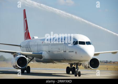 Bucarest, Roumanie. 21 septembre 2023 : le vol Turkish Airlines TK1039 arrive lors de la cérémonie du 30e anniversaire des vols réguliers de Turkish Airlines au départ d'Istanbul, en Turquie, vers l'aéroport international Henri Coanda de Bucarest (AIHCB), à Otopeni, en Roumanie. Crédit : Lucian Alecu/Alamy Live News Banque D'Images