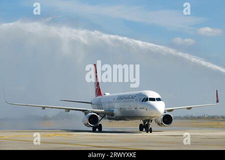 Bucarest, Roumanie. 21 septembre 2023 : le vol Turkish Airlines TK1039 arrive lors de la cérémonie du 30e anniversaire des vols réguliers de Turkish Airlines au départ d'Istanbul, en Turquie, vers l'aéroport international Henri Coanda de Bucarest (AIHCB), à Otopeni, en Roumanie. Crédit : Lucian Alecu/Alamy Live News Banque D'Images