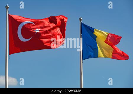 Bucarest, Roumanie. 21 septembre 2023 : drapeau turc et à Otopeni, drapeau roumain lors de la cérémonie du 30e anniversaire des vols réguliers de Turkish Airlines d'Istanbul, Turquie à l'aéroport international Henri Coanda de Bucarest (AIHCB), à Otopeni, Roumanie. Crédit : Lucian Alecu/Alamy Live News Banque D'Images