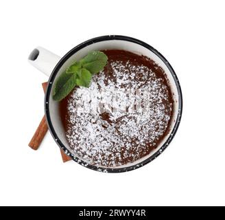 Savoureuse tarte mug au chocolat avec des bâtons de menthe et de cannelle isolé sur blanc, vue de dessus. Recette de gâteau au micro-ondes Banque D'Images