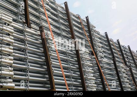 Pièces métalliques soigneusement disposées dans l'usine Banque D'Images