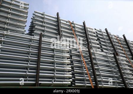 Pièces métalliques soigneusement disposées dans l'usine Banque D'Images