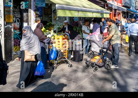 Asian People Shopping dans Un magasin de fruits et légumes à Whitechapel Road, Londres, Royaume-Uni. Banque D'Images