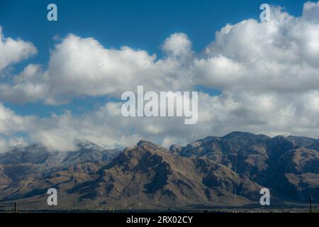 Les nuages s'accumulent au-dessus des montagnes Rincon près de Tucson dans le parc national de Saguaro Banque D'Images