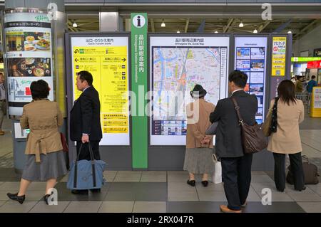 Panneaux d'information et cartes à la gare JR Shinagawa, Tokyo JP Banque D'Images