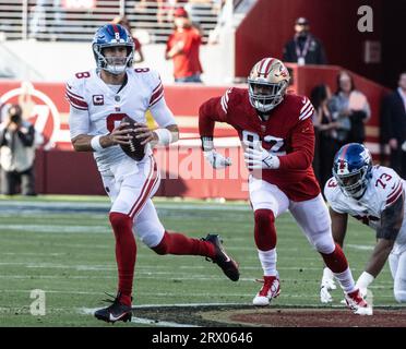 Santa Clara, États-Unis. 21 septembre 2023. Le quarterback des Giants de New York, Daniel Jones (8 ans), joue contre les 49ers de San Francisco lors du premier quart-temps au Levi's Stadium de Santa Clara, en Californie, le jeudi 21 septembre 2023. Photo de Terry Schmitt/UPI crédit : UPI/Alamy Live News Banque D'Images