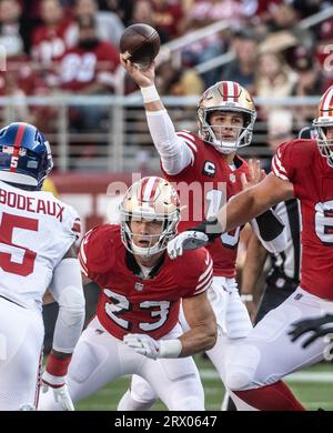 Santa Clara, États-Unis. 21 septembre 2023. Le quarterback des 49ers de San Francisco, Brock Purdy (13 ans), passe les coupes contre les Giants de New York lors du premier quart-temps au Levi's Stadium de Santa Clara, en Californie, le jeudi 21 septembre 2023. Photo de Terry Schmitt/UPI crédit : UPI/Alamy Live News Banque D'Images