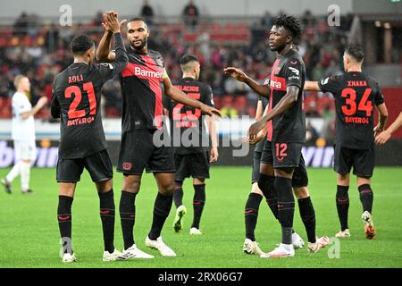 Leverkusen, Allemagne. 21 septembre 2023. Les joueurs du Bayer 04 Leverkusen célèbrent après le match du premier tour de football de la Ligue Europa entre le Bayer 04 Leverkusen et le BK Hacken à Leverkusen, Allemagne, le 21 septembre 2023. Crédit : Ulrich Hufnagel/Xinhua/Alamy Live News Banque D'Images