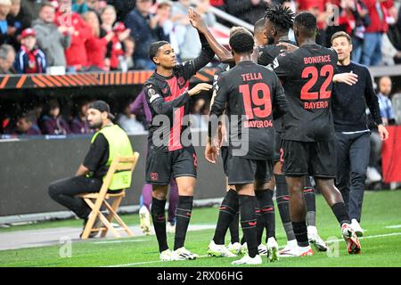 Leverkusen, Allemagne. 21 septembre 2023. Amine Adli (1st L) de Bayer 04 Leverkusen célèbre après avoir marqué lors du match du premier tour de football Europa League entre Bayer 04 Leverkusen et BK Hacken à Leverkusen, Allemagne, le 21 septembre 2023. Crédit : Ulrich Hufnagel/Xinhua/Alamy Live News Banque D'Images