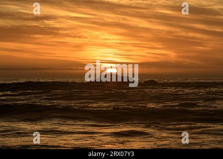 21 septembre 2023, Vina del Mar, Valparaiso, Chili : coucher de soleil avec le soleil presque caché dans la mer, dans l'après-midi du jeudi 21 septembre à Renaca Beach, Chili. (Image de crédit : © Eduardo Hidalgo/ZUMA Press Wire) USAGE ÉDITORIAL SEULEMENT! Non destiné à UN USAGE commercial ! Banque D'Images