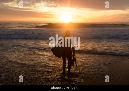 21 septembre 2023, Vina del Mar, Valparaiso, Chili : la vie quotidienne dans l'après-midi du jeudi 21 septembre à Renaca Beach, Chili. Bodyboarder regarder d'autres personnes surfer, pendant le coucher du soleil. (Image de crédit : © Eduardo Hidalgo/ZUMA Press Wire) USAGE ÉDITORIAL SEULEMENT! Non destiné à UN USAGE commercial ! Banque D'Images