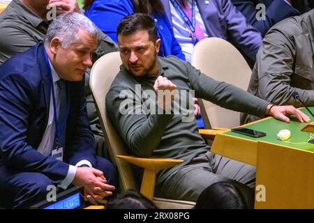 New York, États-Unis, 19 septembre 2023. Le président ukrainien Volodymyr Zelenskyy (à droite) serre son poing alors qu'il parle à Roman Mashovets (chef adjoint du of Banque D'Images