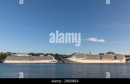 Cobh, Cork, Irlande. 21 septembre 2023. Navire de croisière MSC Preziosa sur le point de passer le paquebot Regal Princess amarré pendant la nuit à Cobh, alors qu'il se rendait au poste d'amarrage en eau profonde à Ringaskiddy, Co. Cork, Irlande. - Crédit : David Creedon / Alamy Live News Banque D'Images