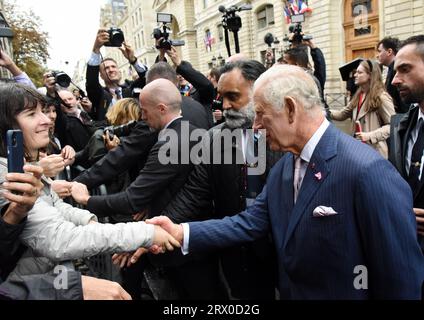 Paris, France. 21 septembre 2023. Le roi Charles lll salue les sympathisants alors qu'il marche vers la cathédrale notre-Dame de Paris à Paris, France, le 21 septembre 2023, le jour 2 de la visite d'État du couple royal dans le pays. Photo Alain Apaydin/ABACAPRESS.COM crédit : Abaca Press/Alamy Live News Banque D'Images