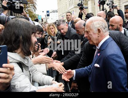 Paris, France. 21 septembre 2023. Le roi Charles lll salue les sympathisants alors qu'il marche vers la cathédrale notre-Dame de Paris à Paris, France, le 21 septembre 2023, le jour 2 de la visite d'État du couple royal dans le pays. Photo Alain Apaydin/ABACAPRESS.COM crédit : Abaca Press/Alamy Live News Banque D'Images