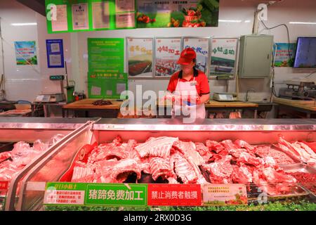 Comté de Luannan, Chine - 10 août 2023 : le personnel du supermarché organise des produits à base de viande. Banque D'Images