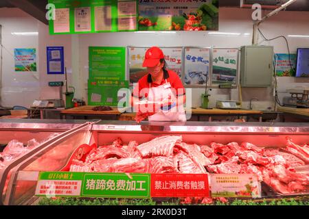 Comté de Luannan, Chine - 10 août 2023 : le personnel du supermarché organise des produits à base de viande. Banque D'Images