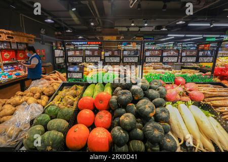 Comté de Luannan, Chine - 10 août 2023 : le personnel du supermarché organise divers produits. Banque D'Images