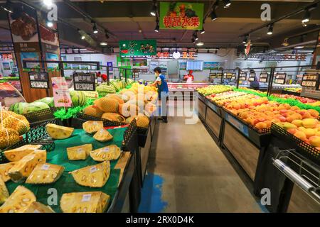 Comté de Luannan, Chine - 10 août 2023 : le personnel du supermarché organise divers produits. Banque D'Images