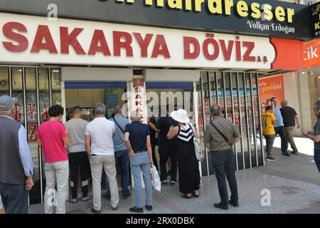 (230922) -- ANKARA, 22 septembre 2023 (Xinhua) -- des gens échangent de l'argent dans un bureau de change à Ankara, T¨¹rkiye, le 21 septembre 2023. La banque centrale de T¨¹rkiye a annoncé jeudi une hausse des taux d'intérêt de 5 pour cent pour dompter la résurgence de l'inflation, un mouvement considéré comme cimentant un renversement des politiques non conventionnelles du passé, ont déclaré les experts. (Mustafa Kaya/document via Xinhua) Banque D'Images