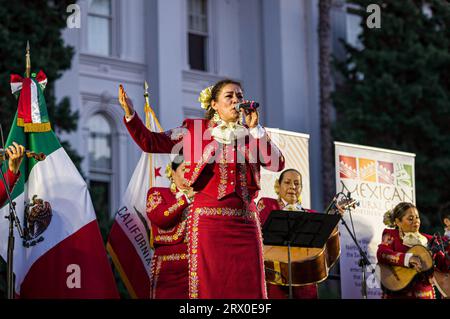 Dinorah Kingler, leader du groupe féminin Marichi Bonitas, se produit lors de la célébration du jour de l'indépendance mexicaine dans le centre-ville. Banque D'Images